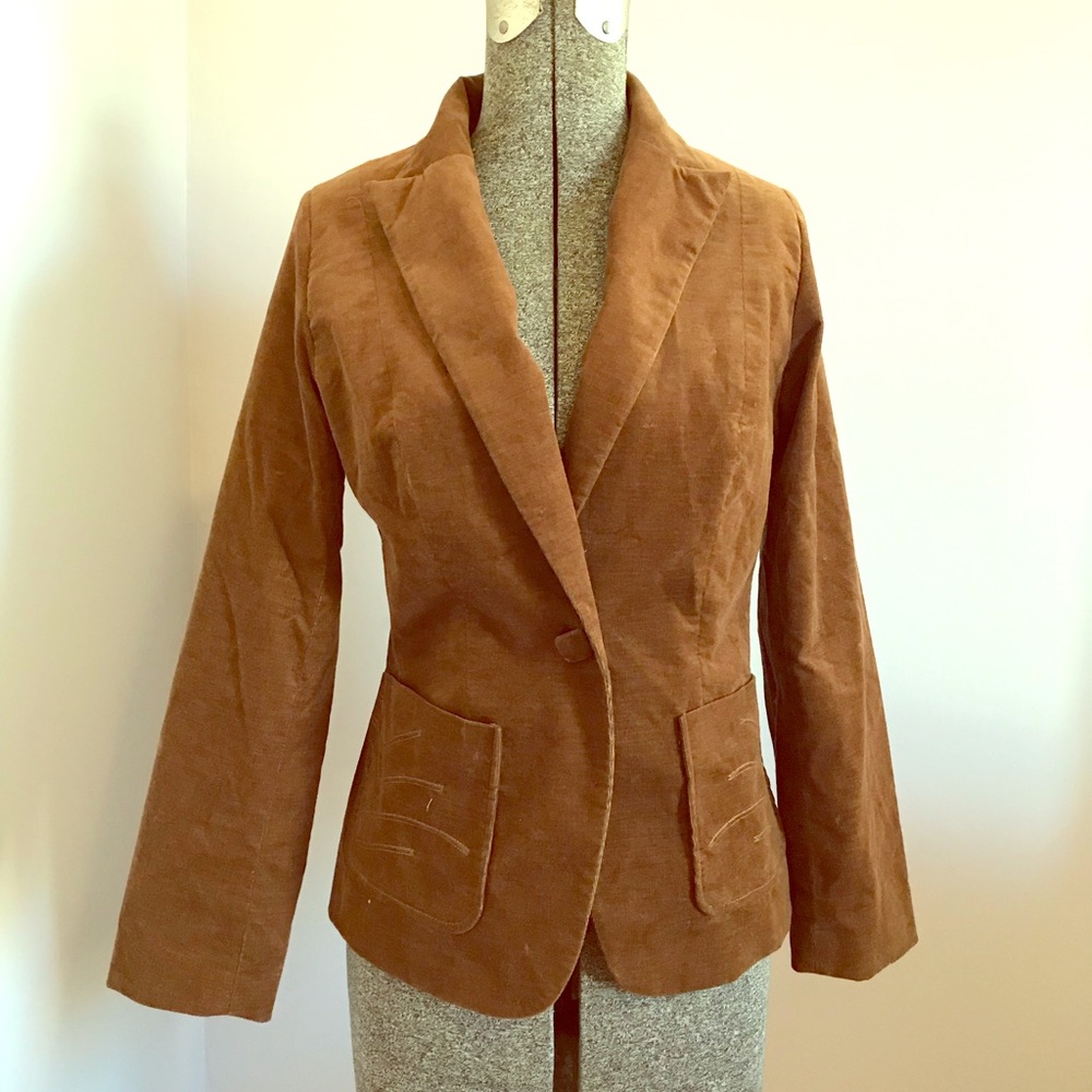 Corduroy blazer retro 70’s style.. so in!